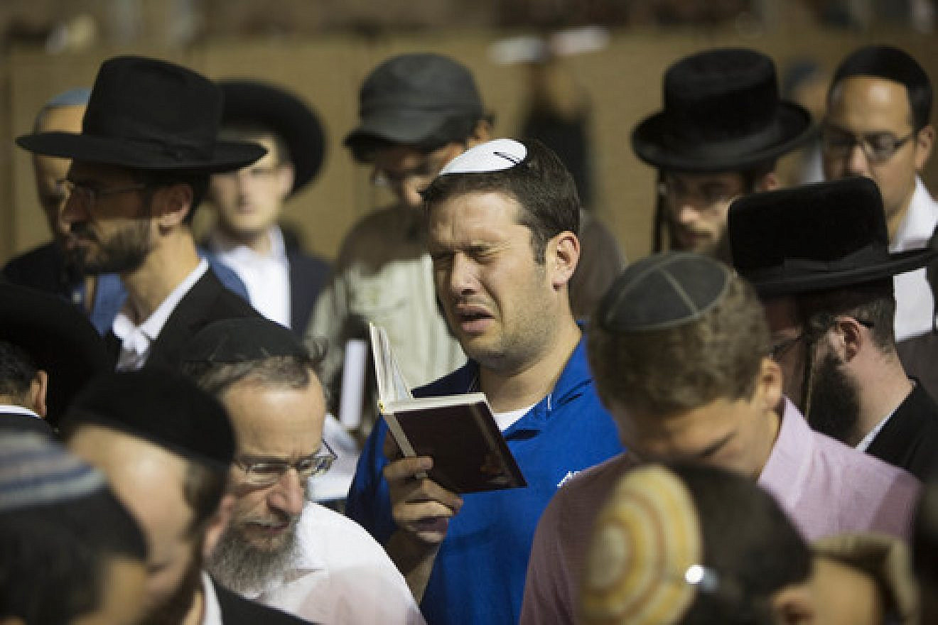 On June 25, Jews gather at the Western Wall in Jerusalem's Old City to pray for the release of the three kidnapped Israeli teenagers. Credit: Yonatan Sindel/Flash90.