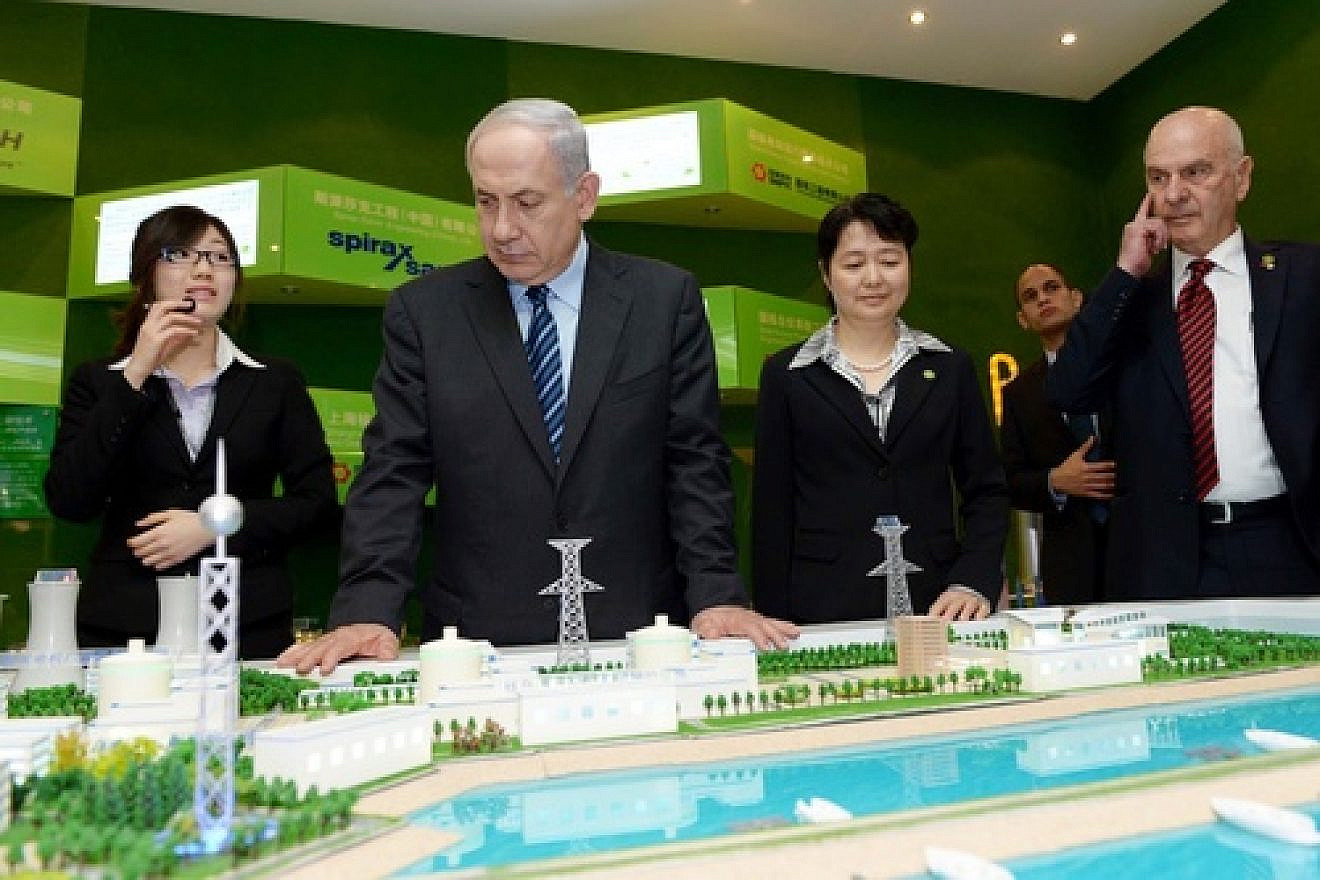 Israeli Prime Minister Benjamin Netanyahu visits a technology exhibition in Shanghai, China, on May 6, 2013. Photo by Avi Ohayon/GPO/Flash90.