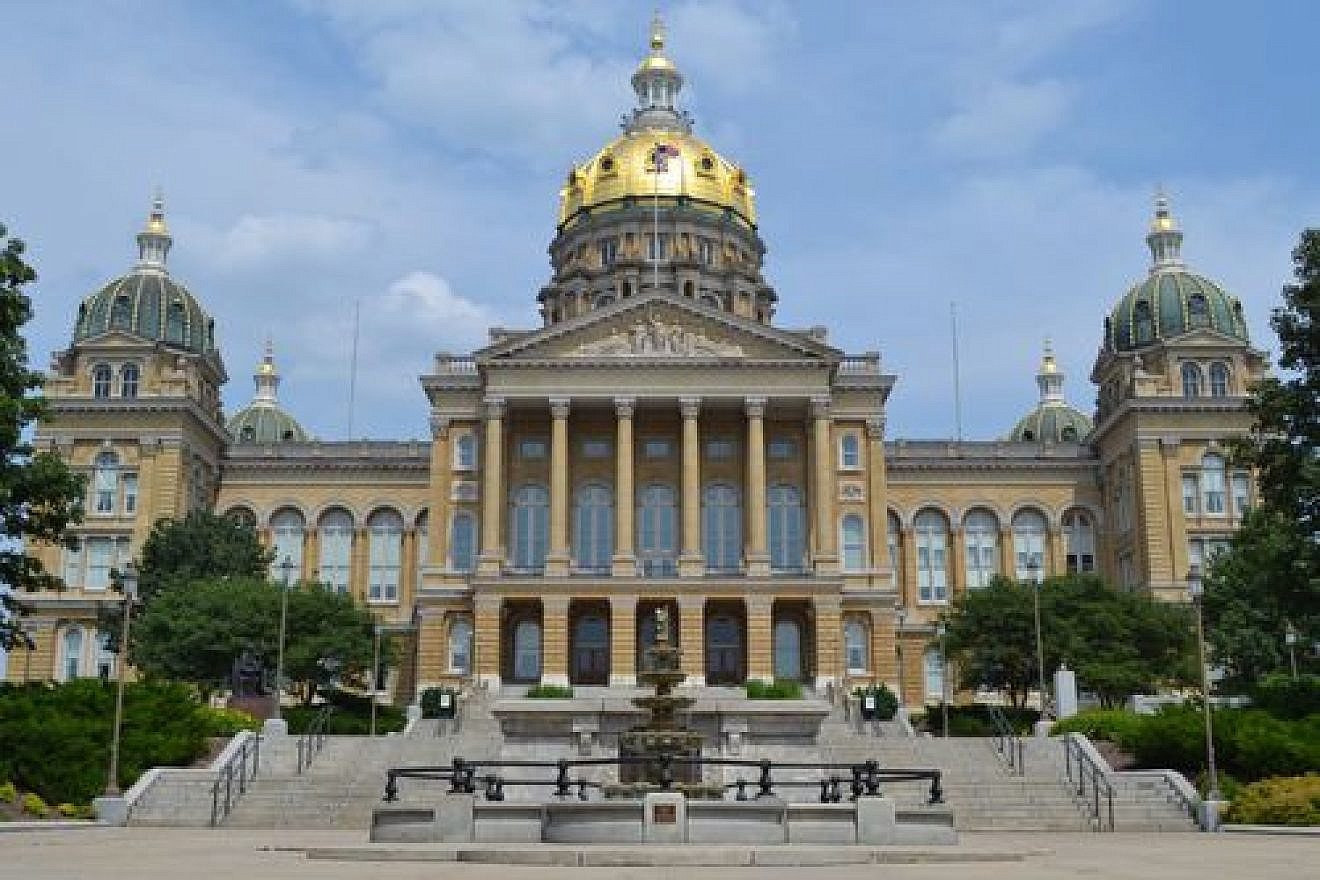Click photo to download. Caption: The Iowa State Capitol building in Des Moines. Credit: Stephen Matthew Milligan via Wikimedia Commons.