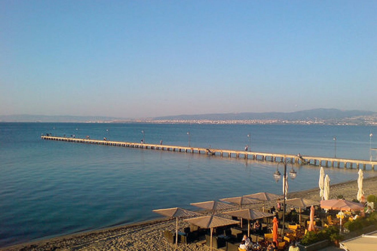 A view from the beach of Perea, Thessaloniki, Greece, home of a once thriving Jewish community. Credit: Wikimedia Commons.