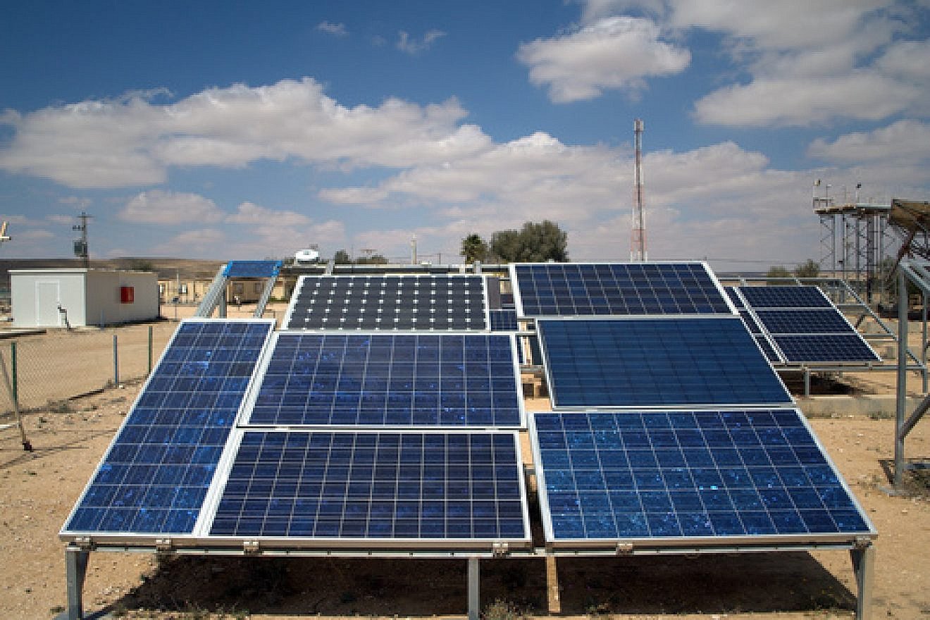 A photovoltaic array at Israel's National Solar Energy Center in the Negev desert. Credit: David Shankbone via Wikimedia Commons.