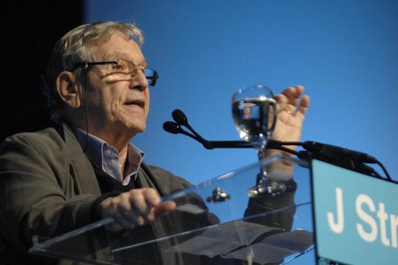 Amos Oz addressing the J Street conference in Washington, D.C. Credit: J Street.