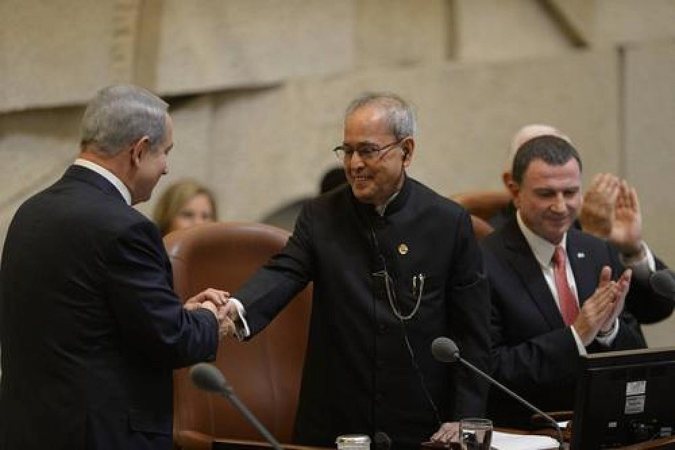 Israeli Prime Minister Benjamin Netanyahu (left) welcomes Indian President Pranab Mukherjee to the Knesset. Credit: Israeli Prime Minister's Office.