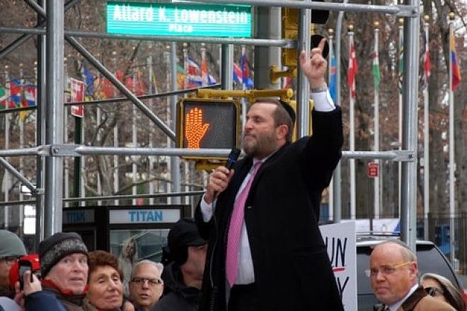 Rabbi Shmuley Boteach speaks at the Dec. 28 New York rally protesting the Obama administration's role in the U.N. vote against Israeli settlements. Credit: Maxine Dovere.