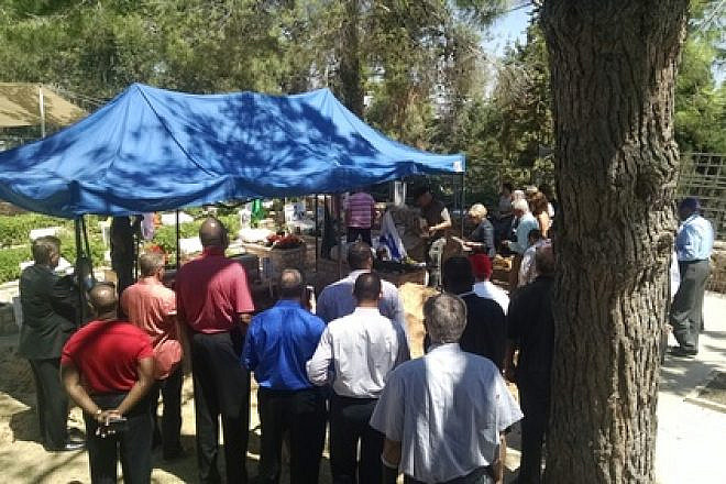 Click photo to download. Caption: A crowd gathers around the Mt. Herzl grave of Max Steinberg, an Israel Defense Forces lone soldier who was killed in Gaza during Operation Protective Edge. Credit: Sean Savage.