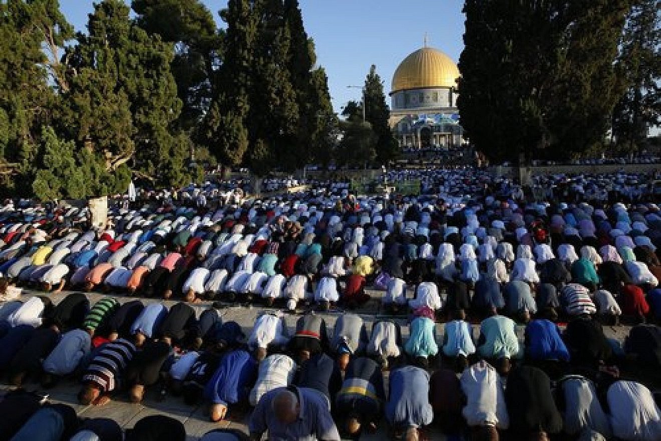 Thousands of Palestinians perform Eid prayers at the Al-Aqsa Mosque in Jerusalem, marking the muslim holiday of Eid al-Adha, on Sept. 12, 2016. Credit: Sliman Khader/Flash90.