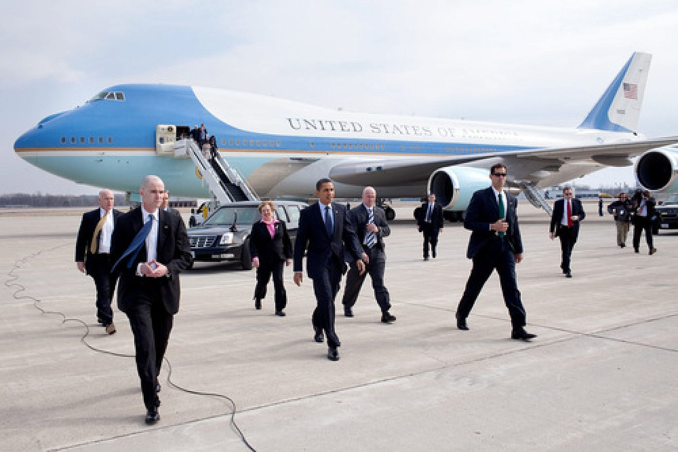 Click photo to download. Caption: President Barack Obama, surrounded by Secret Service personnel, arrives at Port Columbus International Airport in Columbus, Ohio, on March 6, 2009. Credit: Pete Souza/White House.
