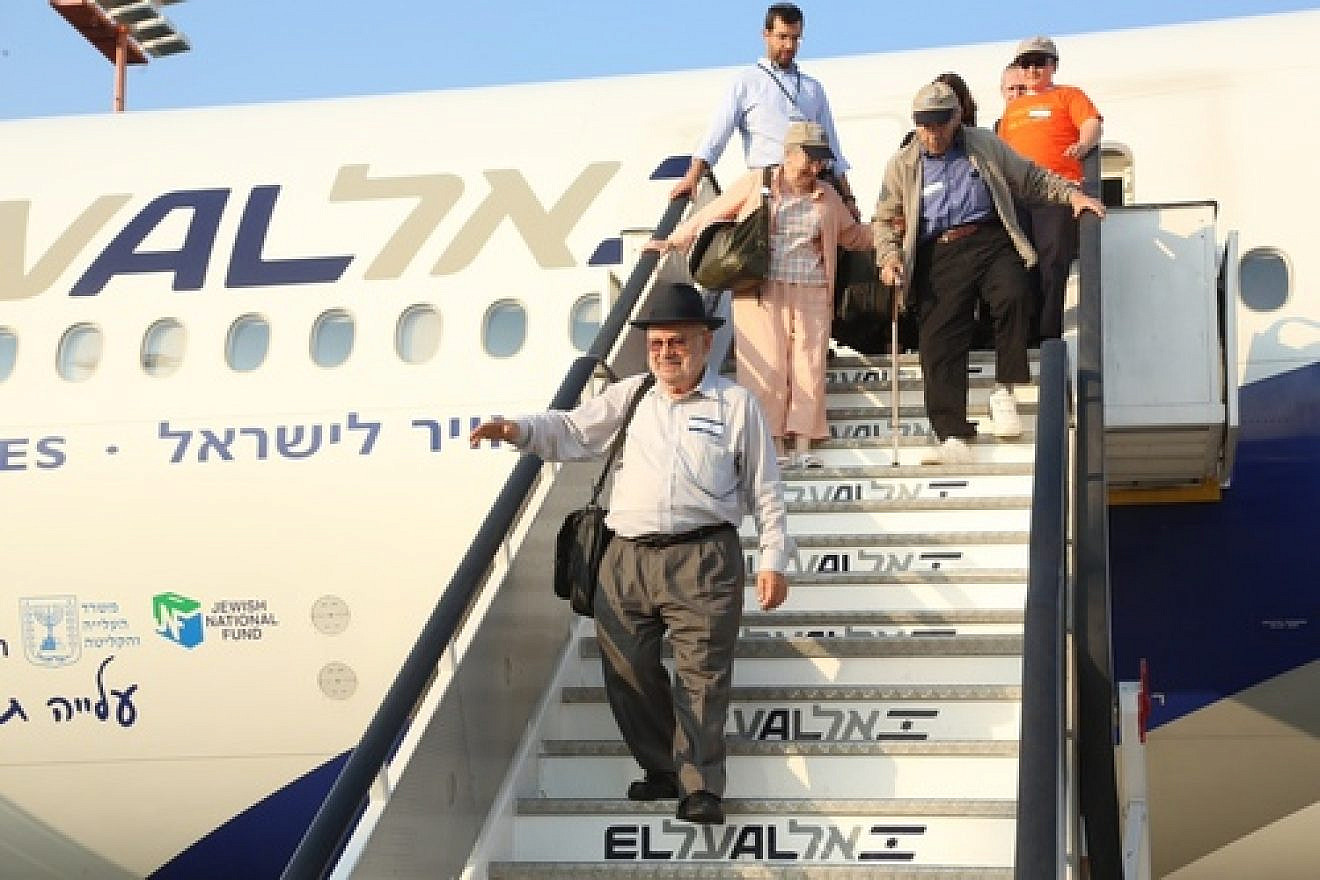Holocaust survivor Jose (Yosef) Lefkowitz, pictured in front, arrives in Israel after making aliyah two years ago. Credit: Sasson Tiram/Nefesh B'Nefesh.