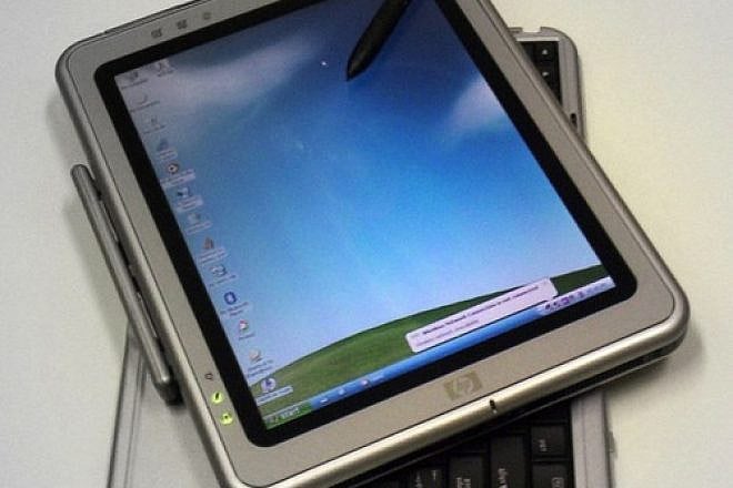 A Hewlett-Packard tablet computer. As American and Israeli schools shift from textbooks to tablets, entrepreneurs from the “Startup Nation” are hoping they can bank on the trend. Credit: Janto Dreijer via Wikimedia Commons.