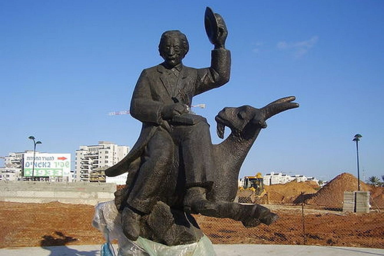 A statue of famed Yiddish writer Sholem Aleichem in Netanya, Israel. Credit: Avishai Teicher via Wikimedia Commons.