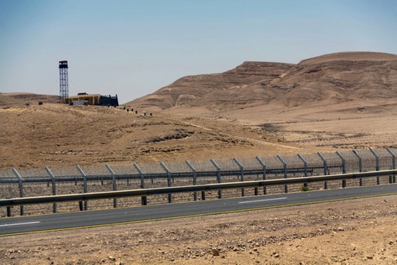 The security fence along the Israel-Egypt border, built in 2012. Credit: Idobi via Wikimedia Commons.