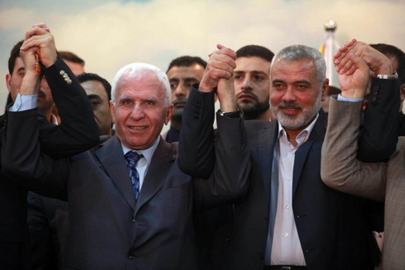 Senior Fatah official Azzam al-Ahmed (left) and Hamas leader Ismail Haniyeh announce a reconciliation agreement between the terrorist factions in Gaza City, April 23, 2014. Photo by Abed Rahim Khatib/Flash90.