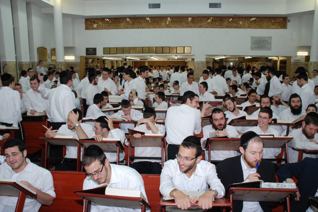 Torah study, analogue style. Credit: Matanya via Wikimedia Commons.