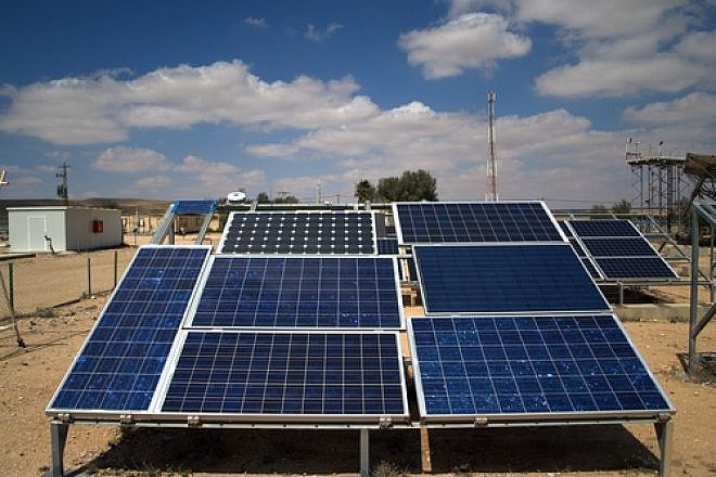 A photovoltaic array at the National Solar Energy Center, Jacob Blaustein Institutes for Desert Research, in the Negev Desert of Israel. Credit: David Shankbone.