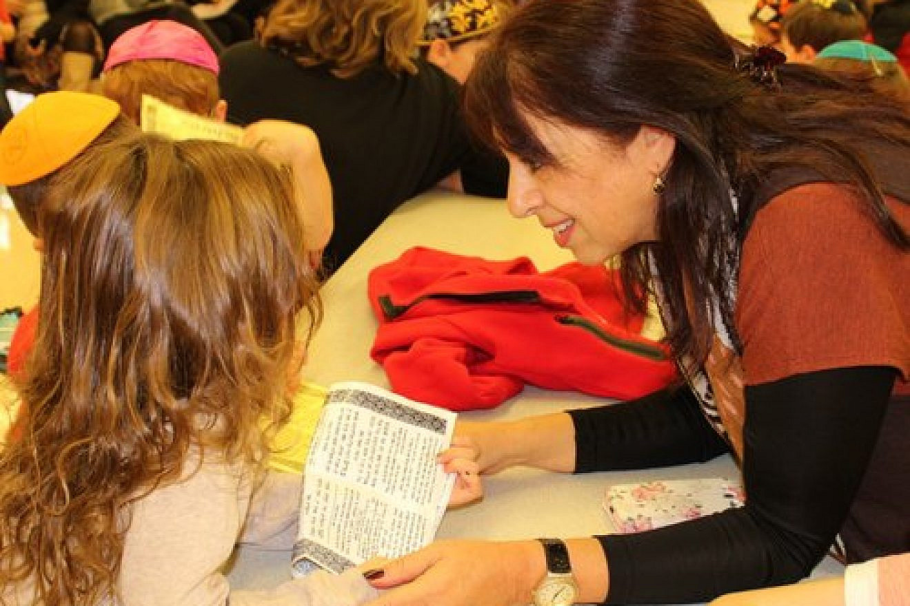 Yahel Lotan (right), principal of the Maoz Maccabim School in Israel, works with students at the Hillel Community School in Rochester, N.Y., as part of The Jewish Agency for Israel’s School Twinning Program. Credit: Courtesy Hillel Community School.