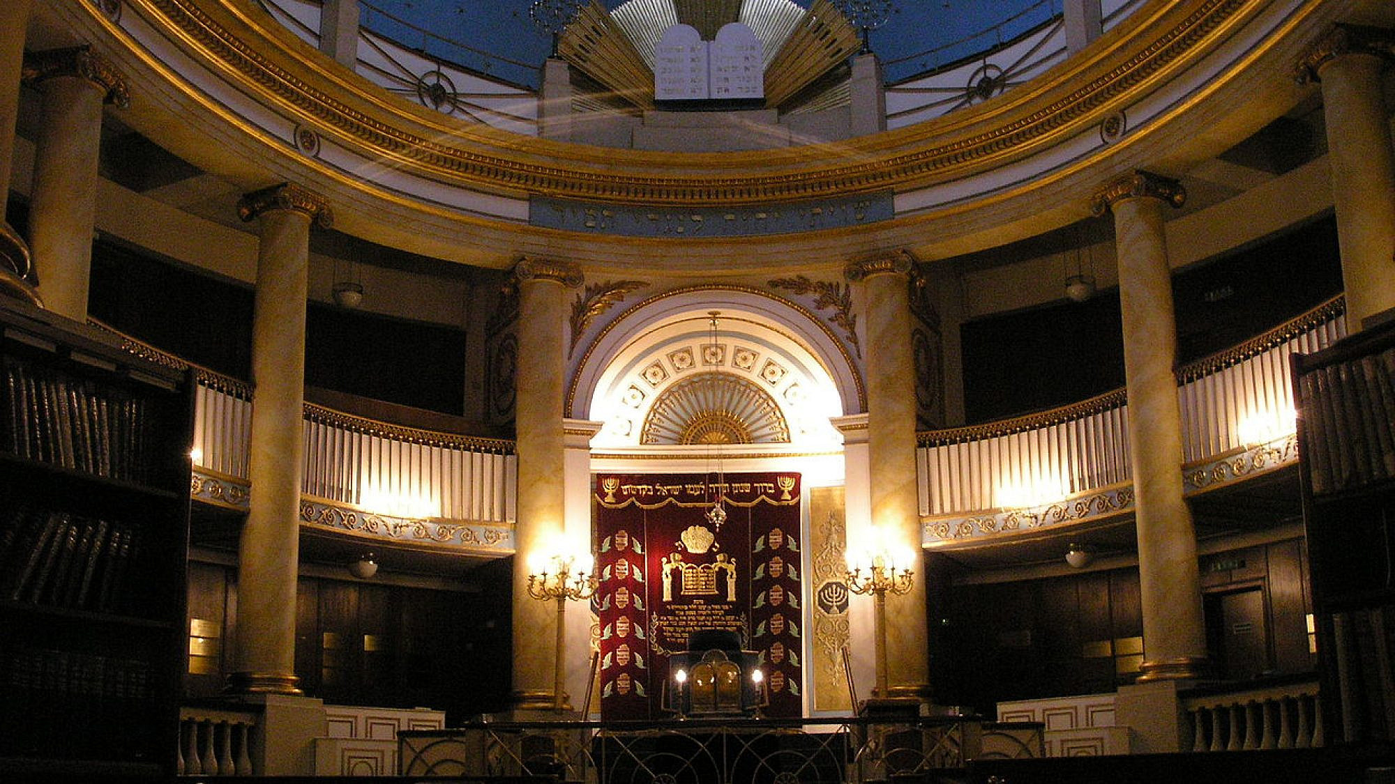 The interior of the Stadttempel, the main synagogue in Vienna, Austria. Credit: Wikimedia Commons.