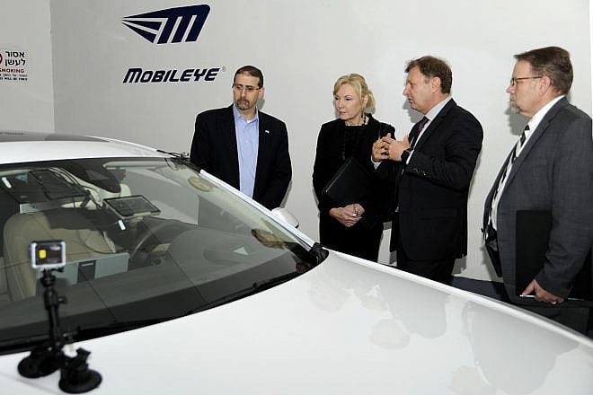 Former U.S. Ambassador Daniel B. Shapiro (left) witnesses the technology of the Israeli self-driving car system developer Mobileye, which was acquired by Intel in 2017 for $15 billion. Credit: U.S. Embassy Tel Aviv.