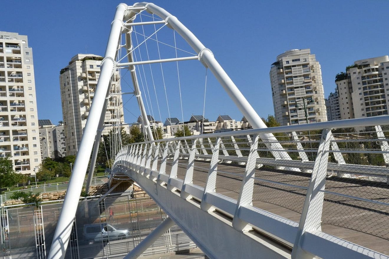 A bridge in the central Israeli city of Givatayim, whose mayor, Ran Kunik, has vowed not to enforce a new Israeli law that limits commerce on Shabbat. Credit: PikiWiki Israel.