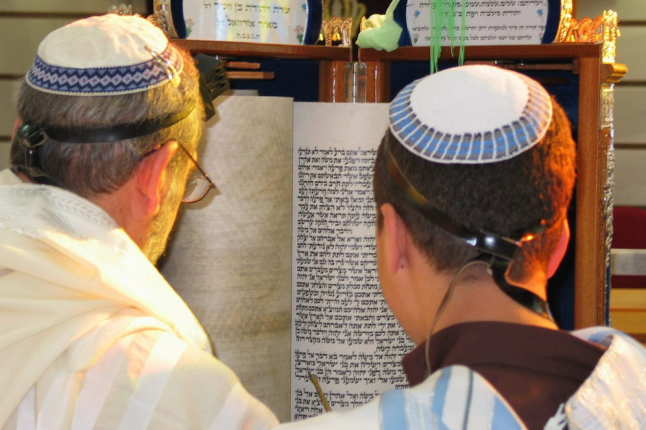 Reading from a Torah scroll in accordance with Sephardi tradition. Credit: Sagie Maoz via Wikimedia Commons.