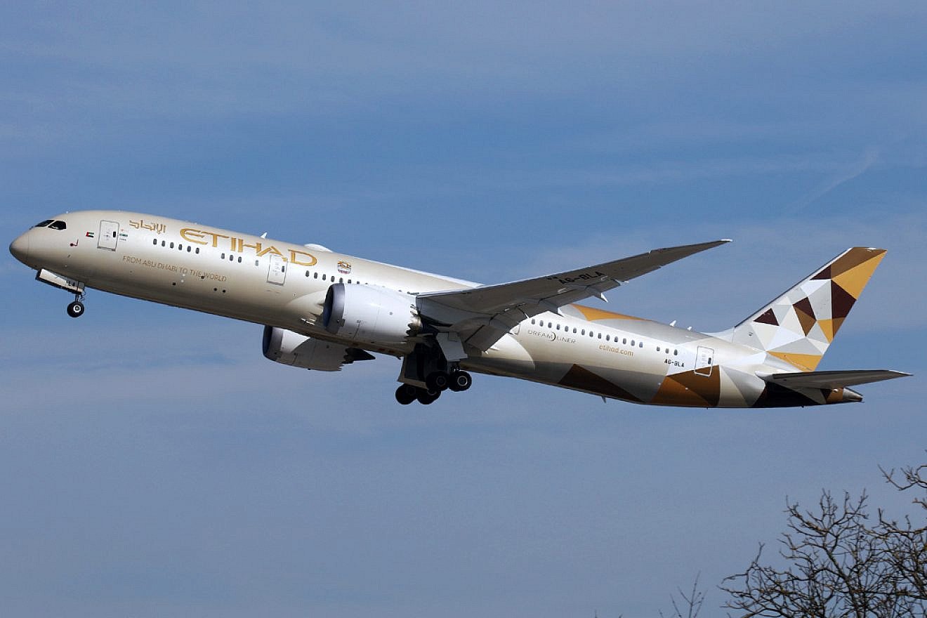 An Etihad Airways Boeing 787 aircraft. Credit: Gerry Stegmeier via Wikimedia Commons.