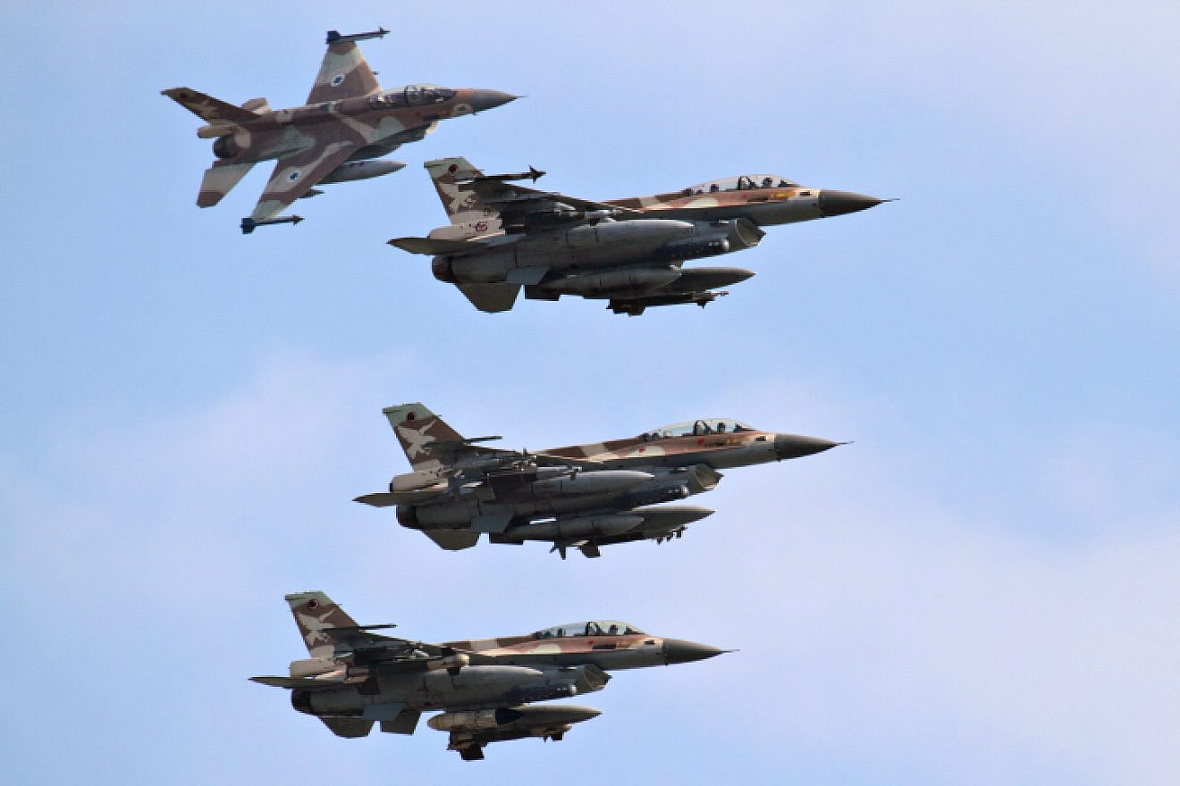 A squadron of F16Ds fly through the sky. June 28, 2010. Photo by Ofer Zidon/Flash90