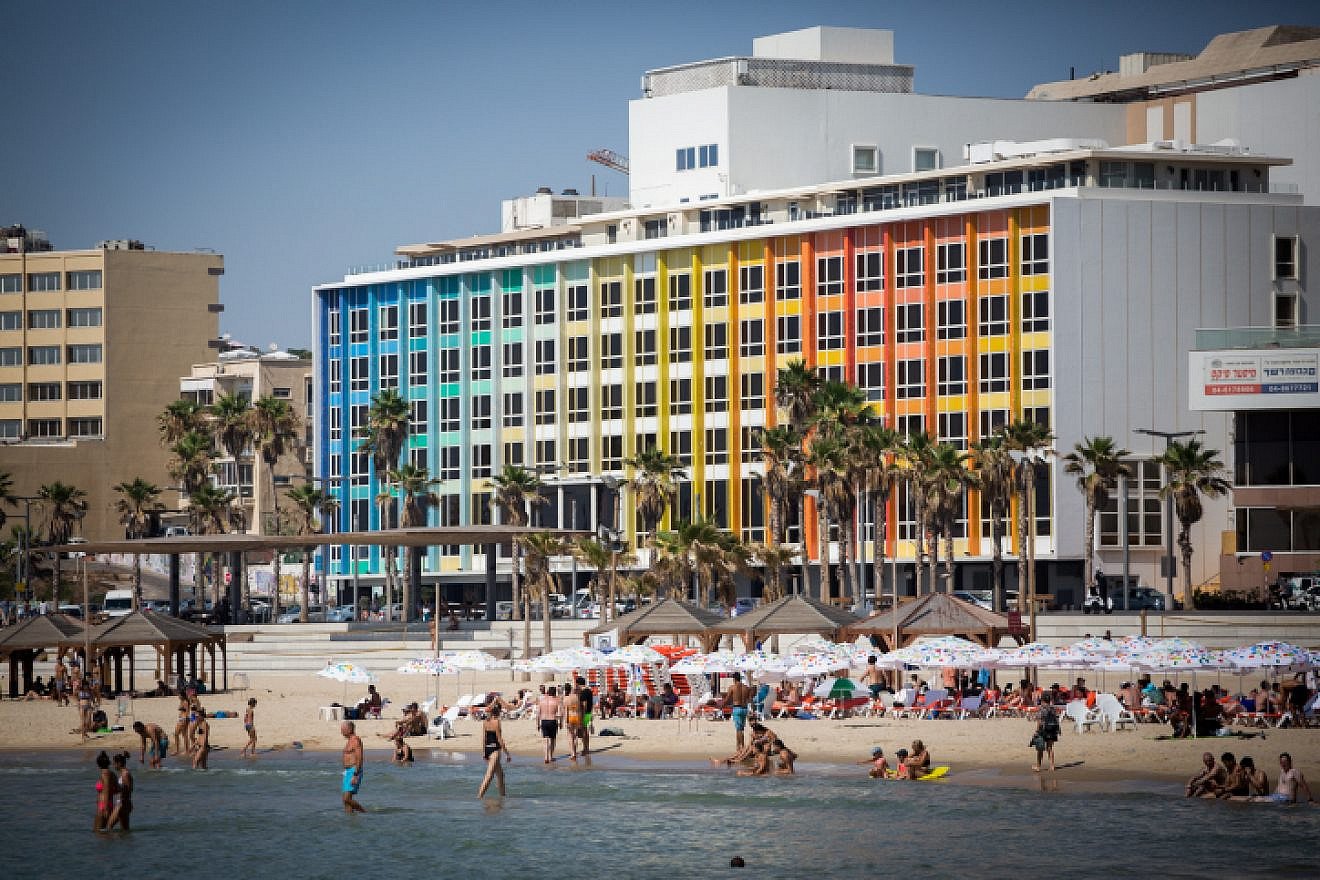 Israelis and tourists enjoy the beach in Tel Aviv on a summer day. Photo by Miriam Alster/Flash90.