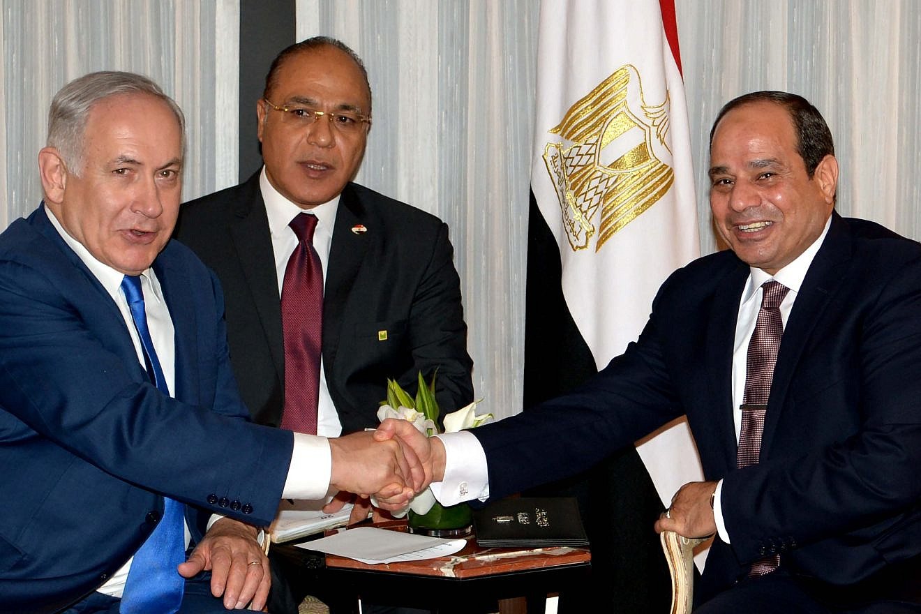 Israeli Prime Minister Benjamin Netanyahu, left, meets with Egyptian President Abdel Fattah Al-Sisi in New York on Sept. 18, 2017. Credit: Avi Ohayon/GPO.