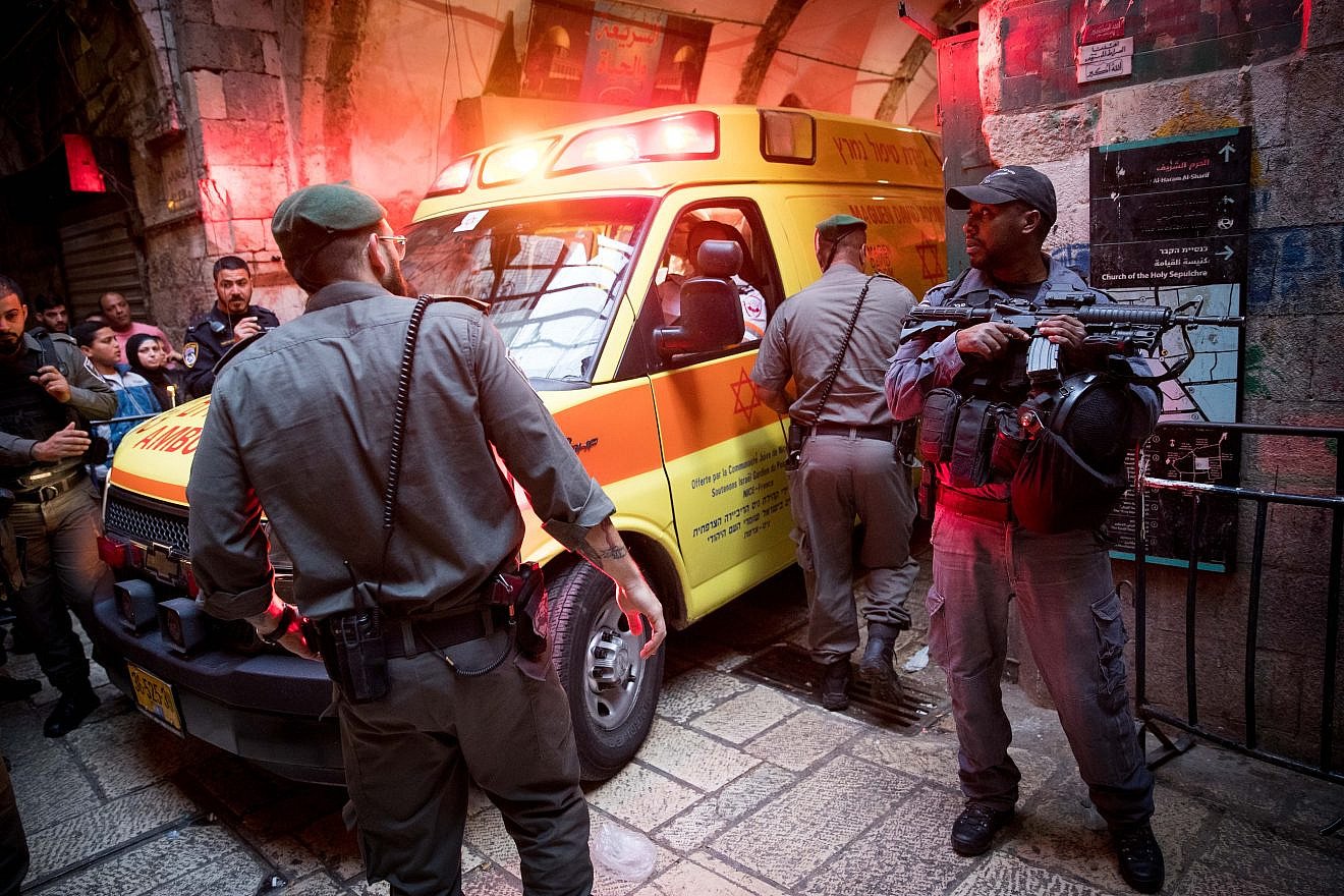 Israeli security personnel at the scene where an Israeli security guard was killed in a terror attack in the Jewish Quarter of Jerusalem's Old City on March 18, 2018. Photo by Yonatan Sindel/Flash90.