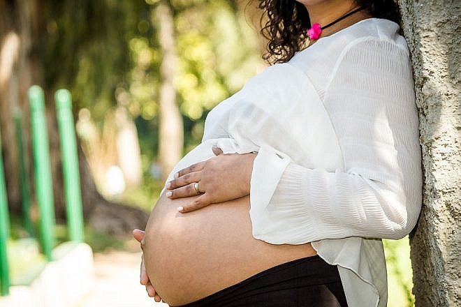 Folic acid and multivitamins taken prior to and during pregnancy are linked to a lower risk of children born with autism, an Israeli study finds. Credit: Wikimedia Commons.