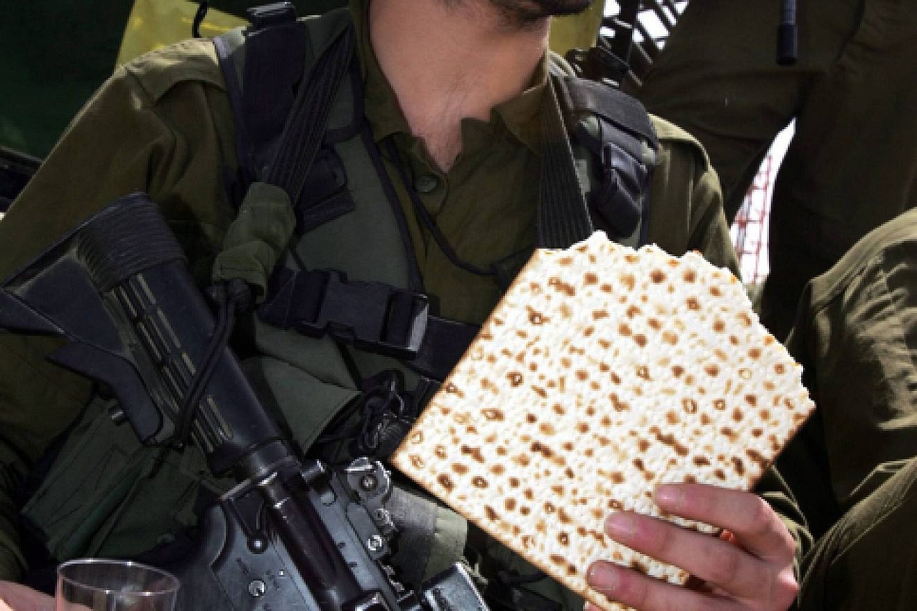 IDF soldiers had the chance to participate in the Passover Seder on Friday, the first night of the weeklong holiday. File photo: April 2009. (Photo  by Edi Israel/Flash90)
