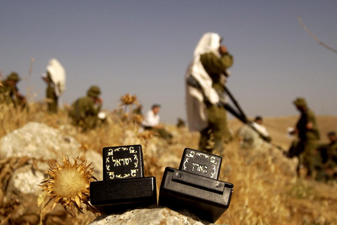 Soldiers of the Israel Defense Forces Netzach Yehuda Battalion, May 19, 2005. Photo by Abir Sultan/Flash90.