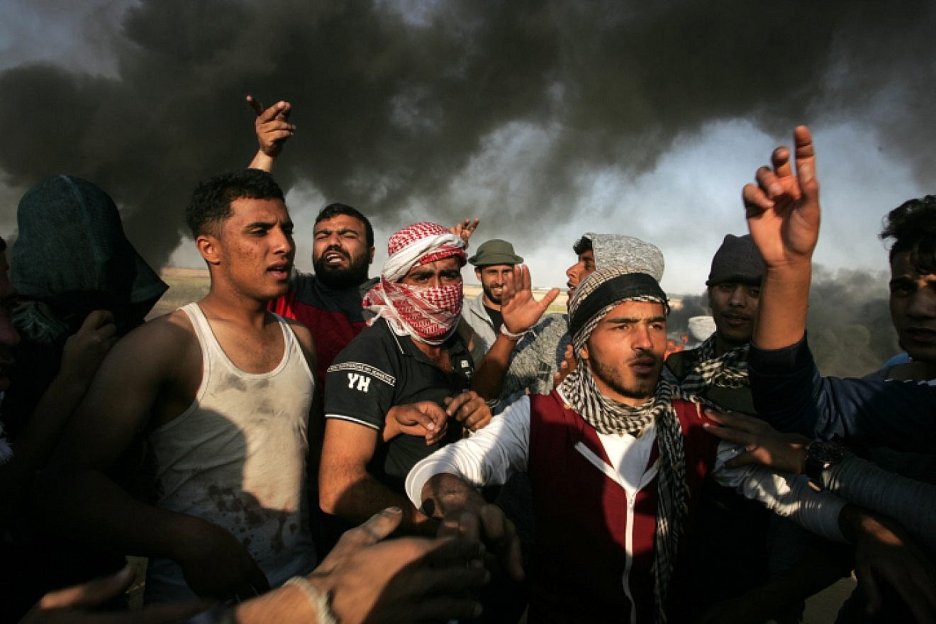 Palestinian protesters during clashes with Israeli security forces near the border with Israel, east of Khan Yunis, in the southern Gaza Strip, on April 1, 2018. Photo by Abed Rahim Khatib/Flash90