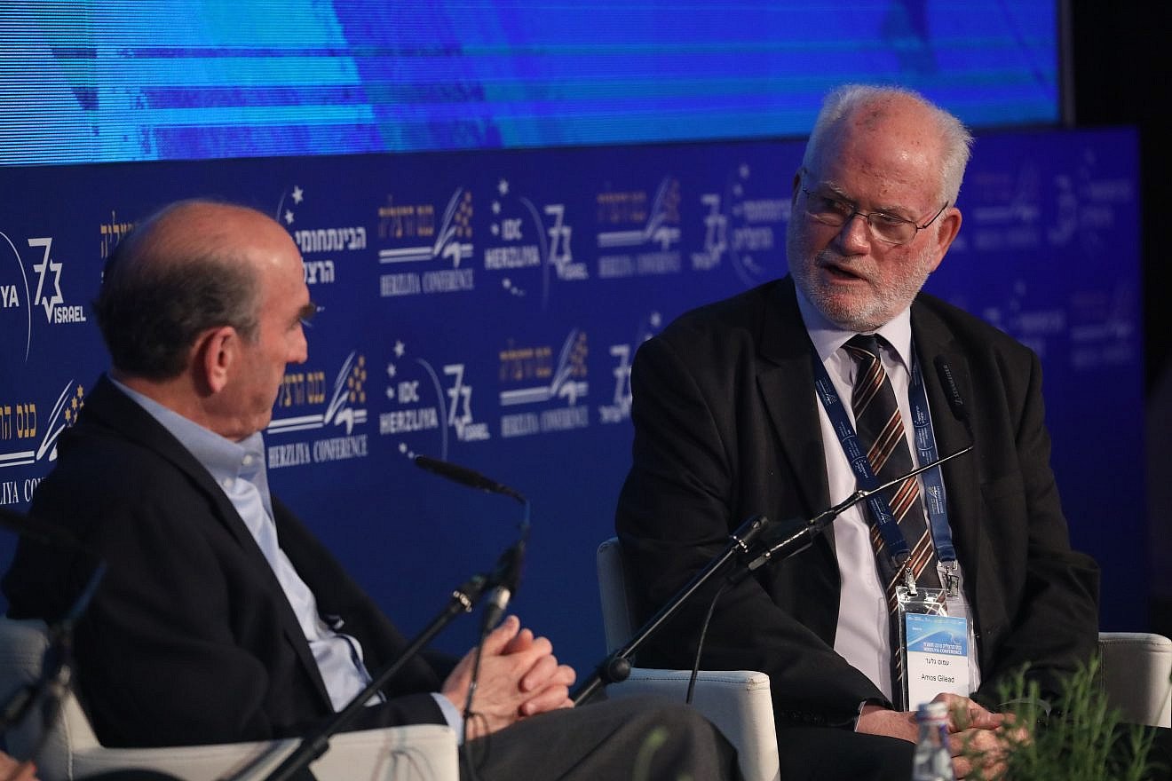 Maj. Gen. (Ret.) Amos Gilead (right) speaks with former Bush administration official Elliott Abrams. Credit: Herzliya Conference.