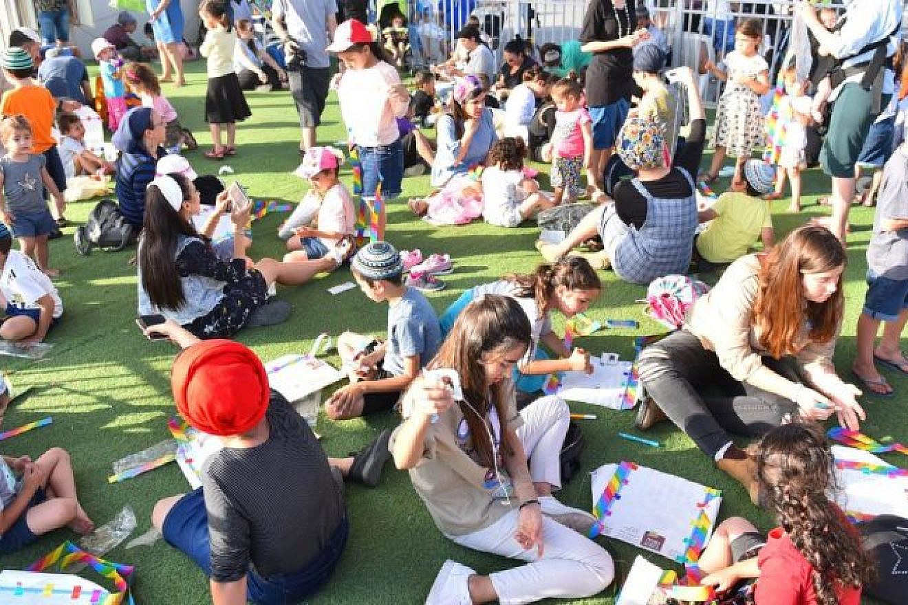 Children and parents of Sderot making kites for the 2018 festival. Credit: Sderot Municipality Spokesperson.