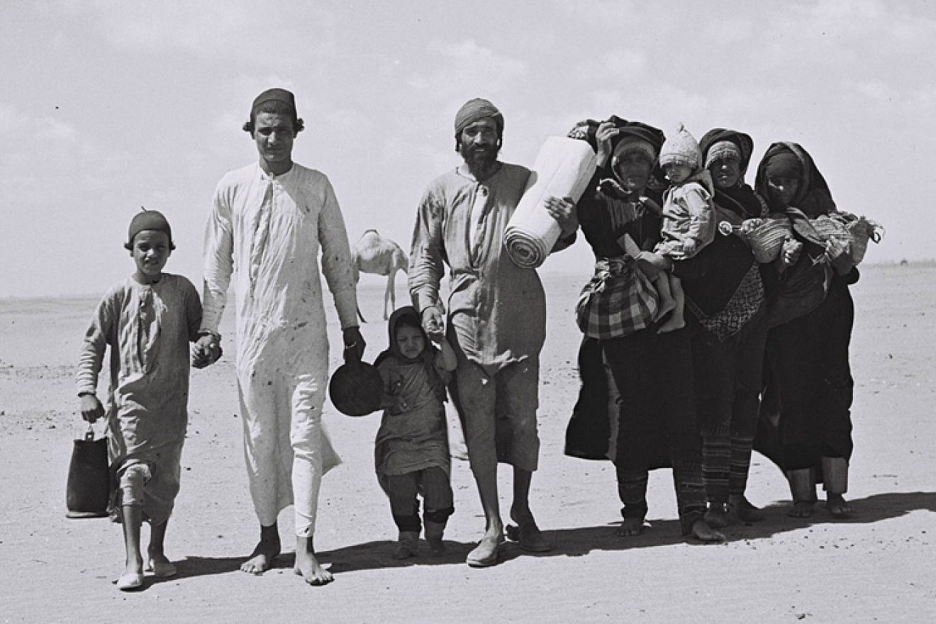 A Yemenite family walks through the desert to a reception camp set up by the American Jewish Joint Distribution Committee near Aden. Nov. 1, 1949. Credit: Zoltan Kluger/Wikimedia Commons.