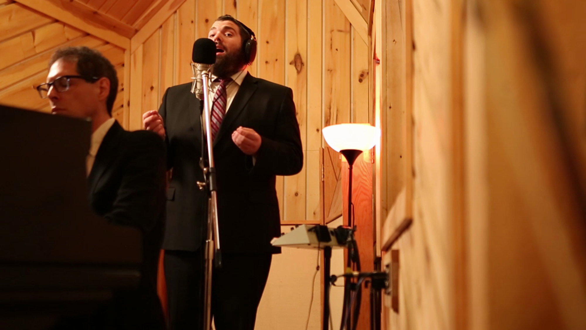 With jazz backup, Cantor Aryeh Leib Hurwitz sings “Sheyibone,” a fundamental Jewish prayer beseeching G-d to rebuild the Beit Hamikdash (Holy Temple), ushering in a period of global unity and harmony. Credit: Courtesy.