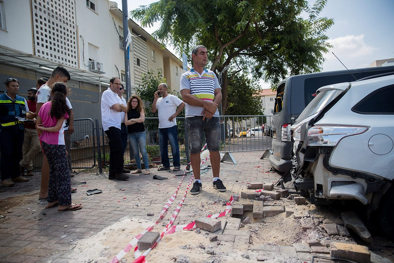 The site where a mortar shell from Gaza hit an apartment building and cars in the southern Israeli city of Sderot, near the border with Gaza, on Aug. 9, 2018. Photo by Yonatan Sindel/Flash90.