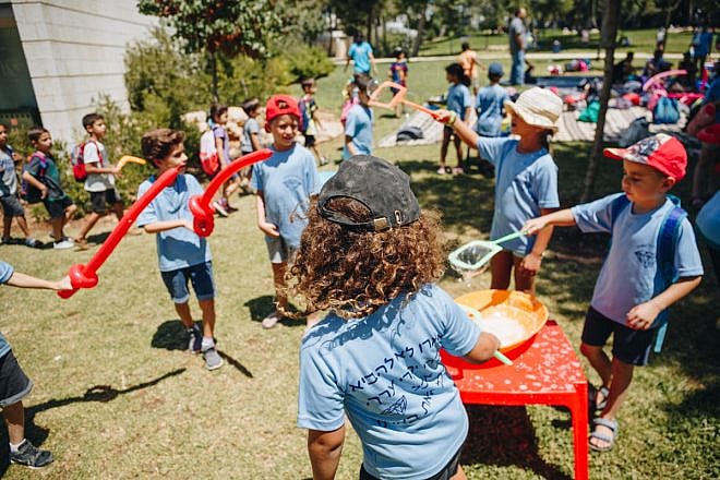 Israel children from the Gaza border region enjoy games, face-painting and balloon animals at a crisis-relief event in Jerusalem. Credit: JNF.
