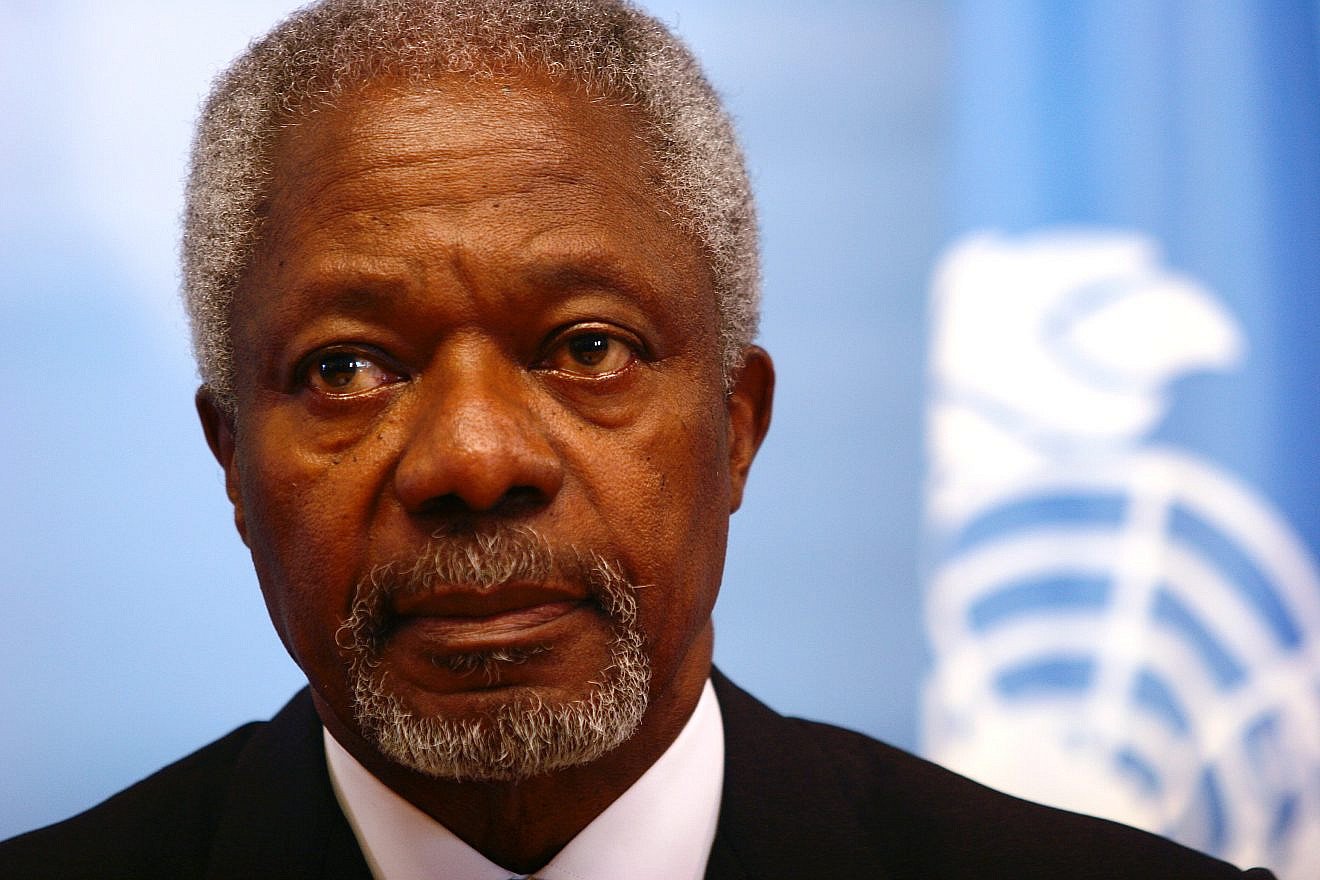 U.N Secretary-General Kofi Annan listen to journalists during a joint press conference with former Israeli Foreign Minister Tzipi Livni in 2006. Photo by Orel Cohen /Flash90.
