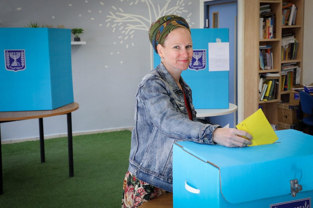 A woman casts her ballot at a voting station on the morning of Israel's municipal elections, on Oct. 30, 2018, in Efrat. Photo by Gershon Elinson/Flash90.