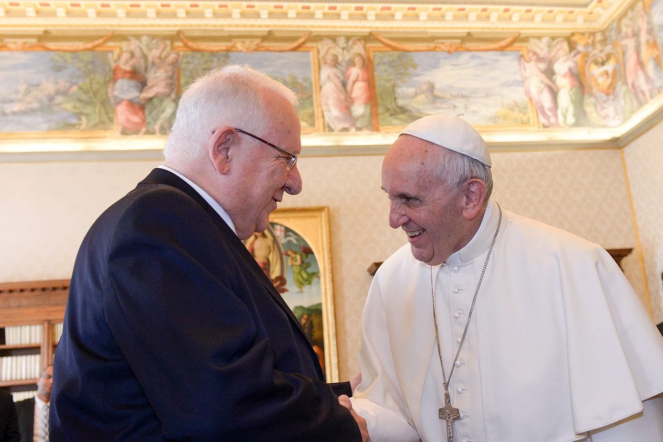 Israeli President Reuven Rivlin met with Pope Francis during his visit to the Vatican on Sept. 3, 2015. Photo by Haim Zach/GPO.