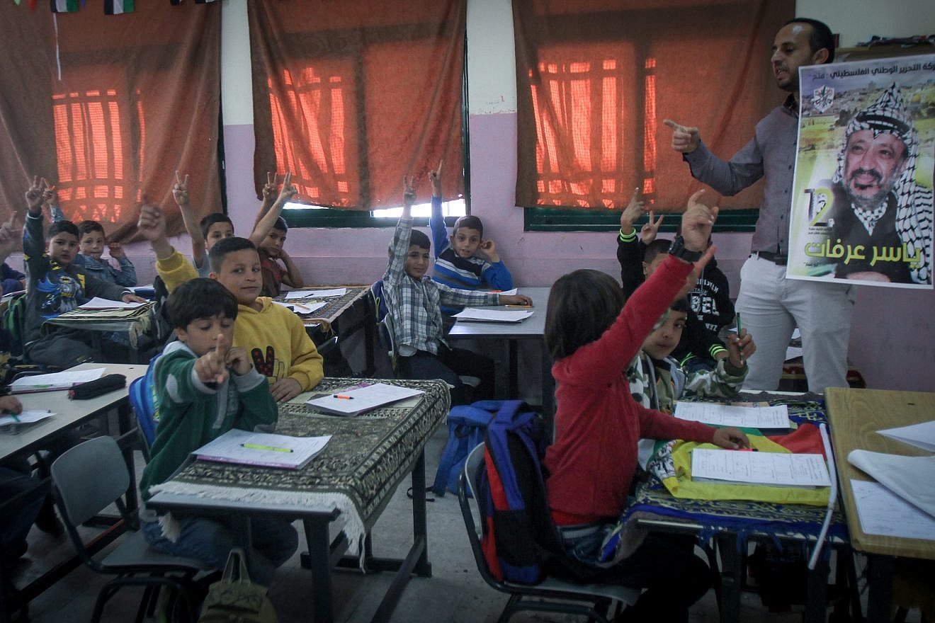 A Palestinian teacher lectures at the Salem School for Girls on the life of the late Palestinian leader Yasser Arafat on the 12th anniversary of his death, in the West Bank city of Nablus, on Nov. 10, 2016. Photo by Nasser Ishtayeh/Flash90.
