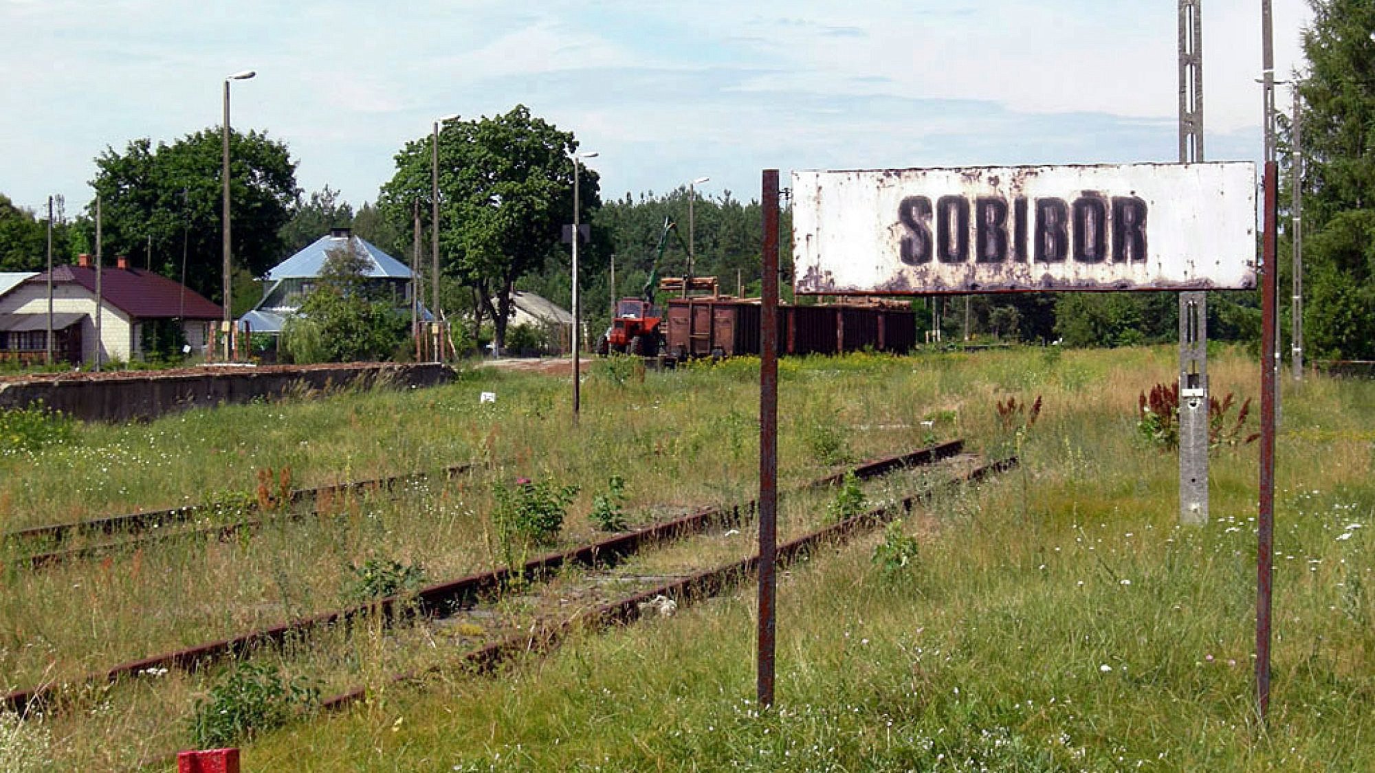 A historic sign at the railway spur in Sobibor. Credit: Jacques Lahitte via Wikimedia Commons.