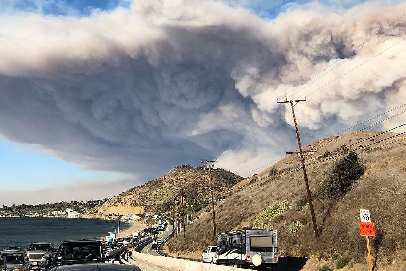 The smoke plume from the fast-moving Woolsey Fire encroaching on Malibu on November 9, 2018, as residents evacuate along the Pacific Coast Highway. Source: Cyclonebiskit, Wikimedia Commons
