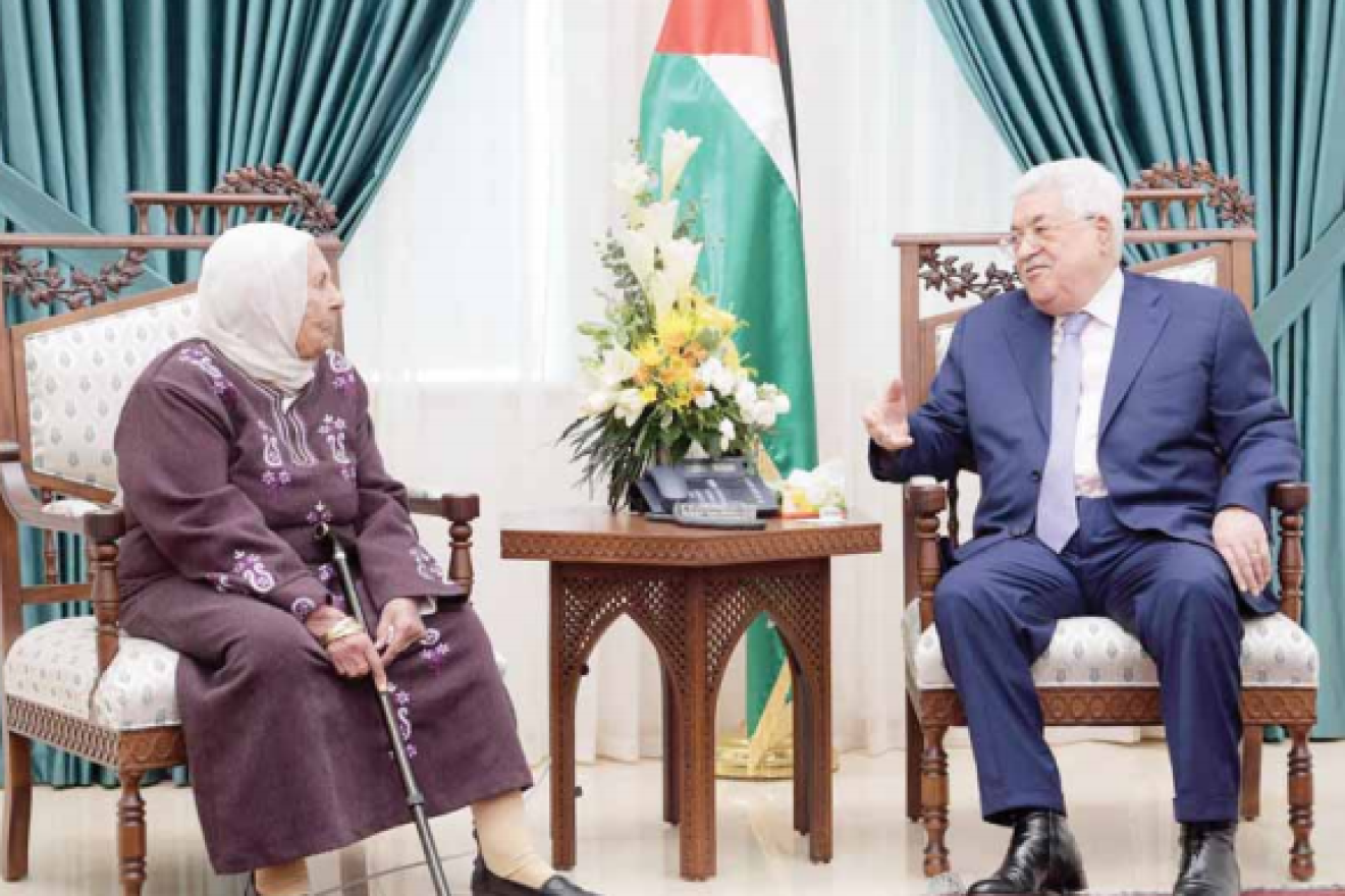 Mahmoud Abbas just had Younes' family over for coffee. [Official P.A. daily Al-Hayat Al-Jadida, Nov. 19, 2018]