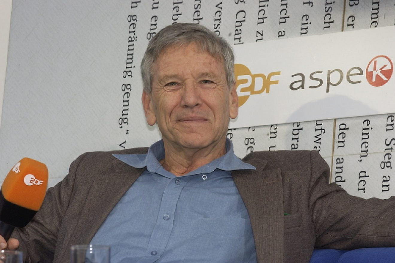 Israeli author and intellectual Amos Oz died from cancer on Dec. 28, 2018, at the age of 79. Credit: Blaues Sofa/Flickr.