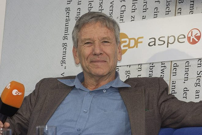 Israeli author and intellectual Amos Oz died from cancer on Dec. 28, 2018, at the age of 79. Credit: Blaues Sofa/Flickr.