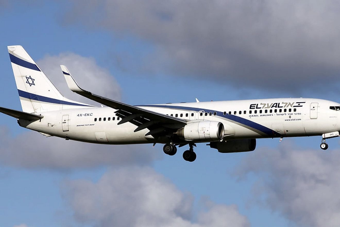 An El Al Israel Airlines Boeing 737-858. Credit: Andre Wadman/Wikimedia Commons.