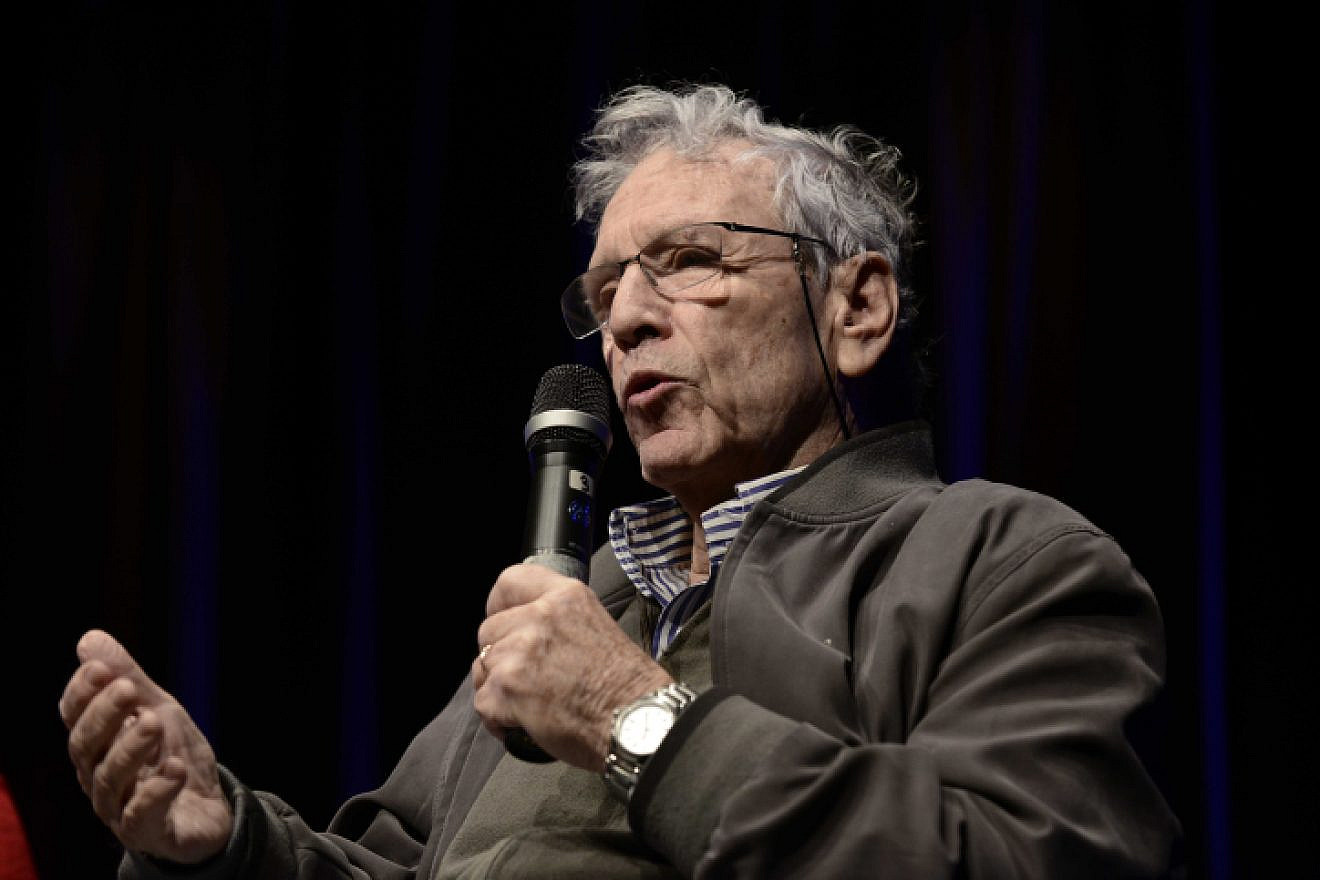 Author Amos Oz speaks at the 85th birthday celebration of Israeli artist Dani Caravan, at the Tzavta Theater in Tel Aviv on Dec.18, 2015. Photo by Tomer Neuberg/Flash90.