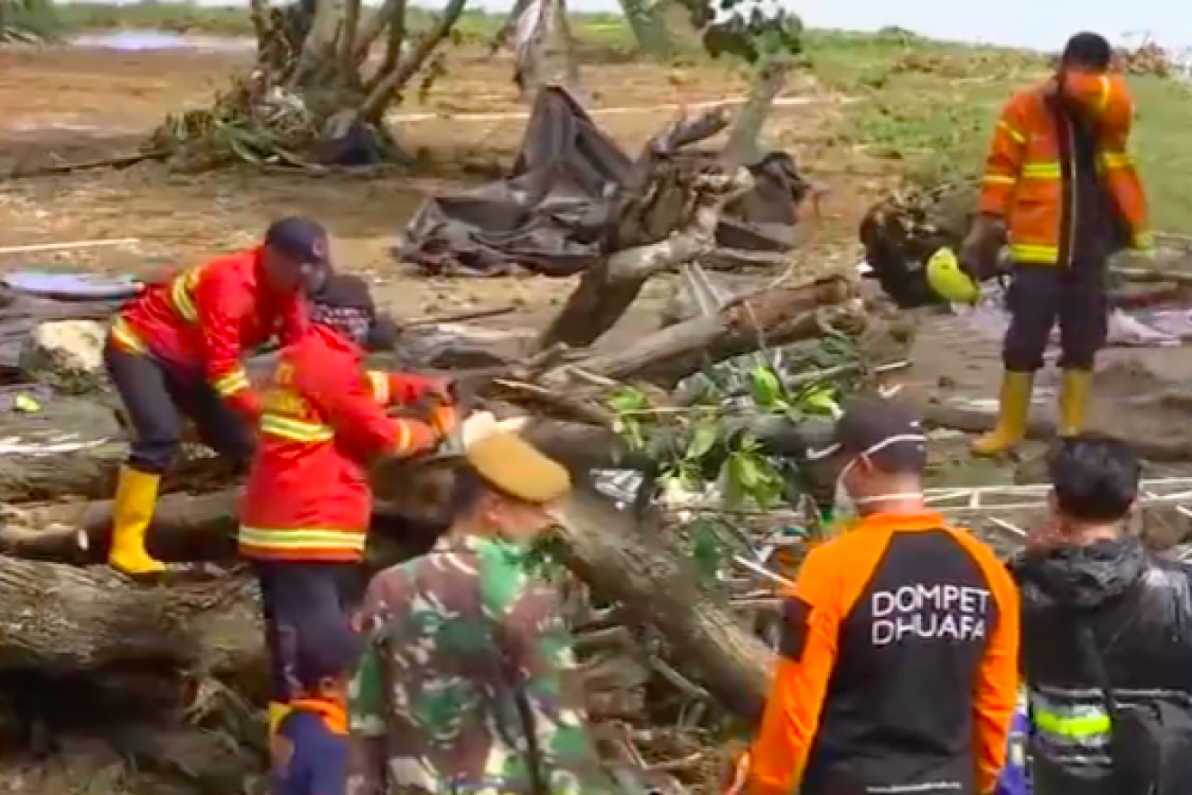 Rescue workers sort through debris in the aftermath of a tsunami that struck Indonesia on Dec. 22, 2018. Credit: Screenshot.